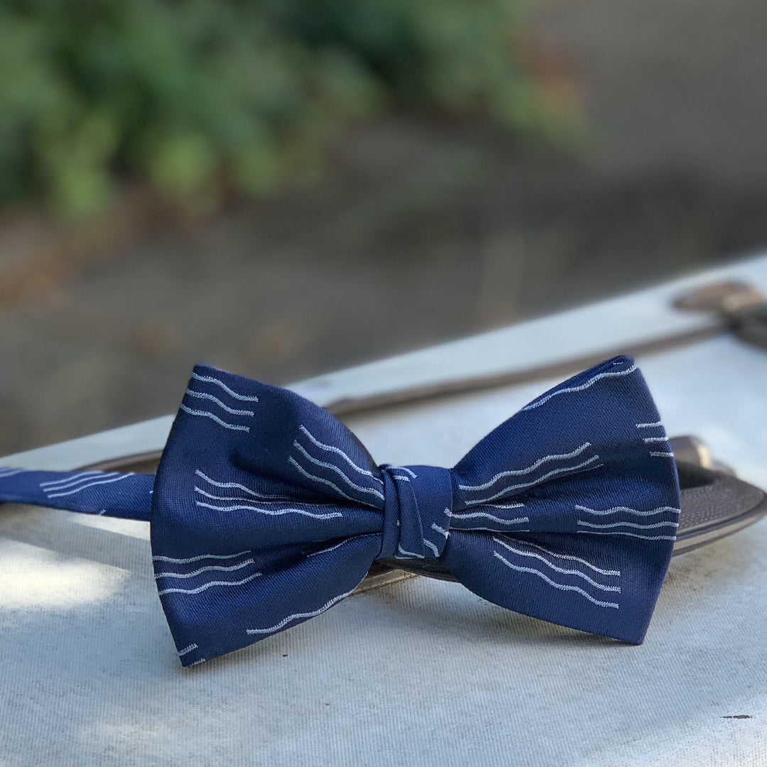 Bow tie with waves pattern